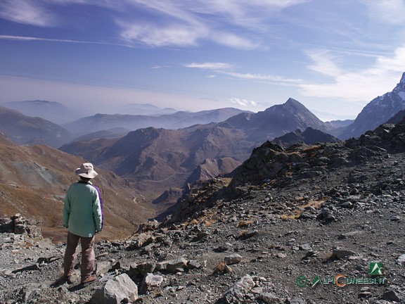 12 - L'alta Valle Po dal Colle delle Traversette; sulla destra, l'accuminata vetta del Viso Mozzo (2006)
