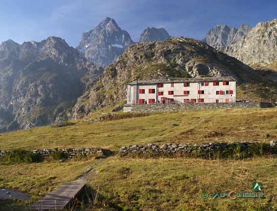 9 - Lo storico albergo di Pian del Re; sullo sfondo, il Monviso a sinistra e il Visolotto a destra (2013)