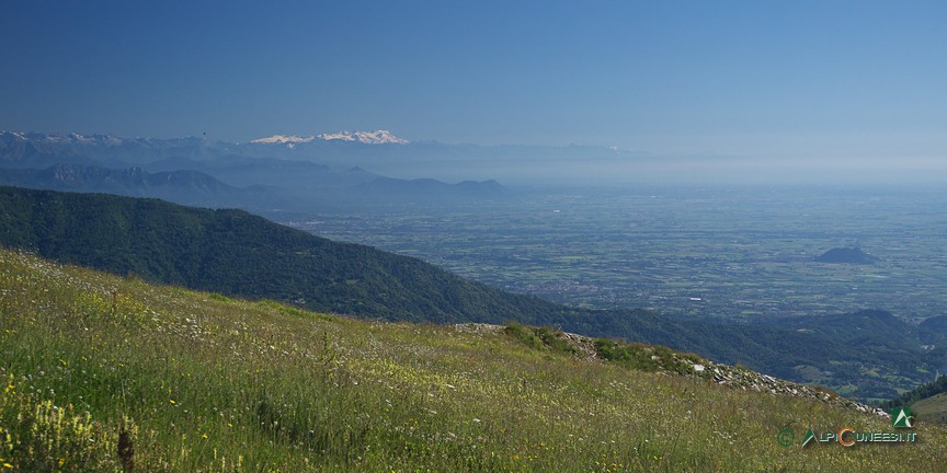 1 - Il bel panorama dalla strada sterrata per Pian Croesio (2020)