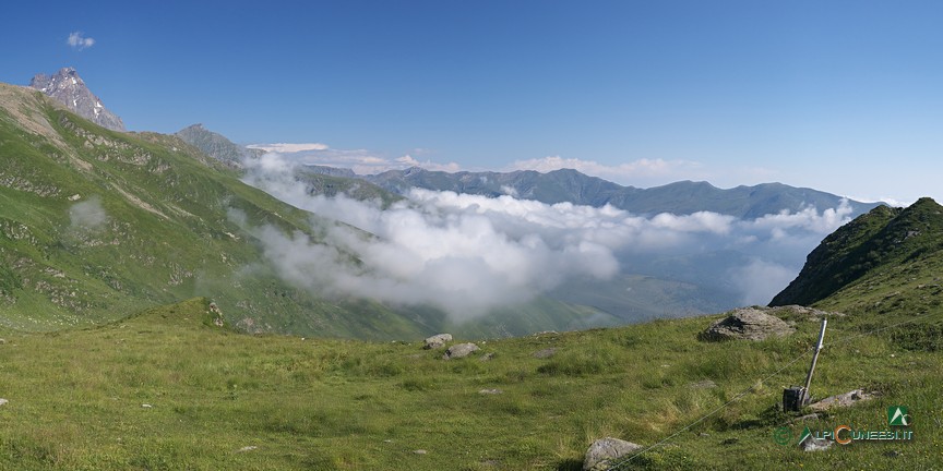 3 - Panorama dal costone prativo scavalcato dal sentiero (2020) 3 - Panorama dal costone prativo scavalcato dal sentiero (2020)