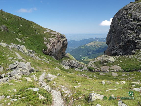 10 - Vista verso valle dalla sommità del salto roccioso superato dal sentiero per il Rifugio Alpetto (2020)
