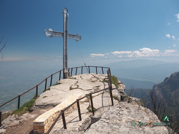 12 - La Croce di Envie, sulla vetta del Monte Bracco (2021)