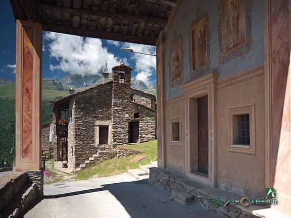 2 - Il portico e la facciata della Cappella di Sant'Antonio abate a Ostana (2021)