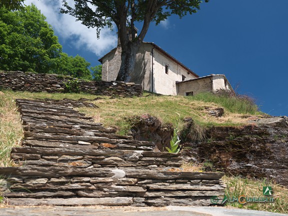 8 - La Cappella di San Nicolao e la bella scalinata in pietra che la raggiunge (2021)