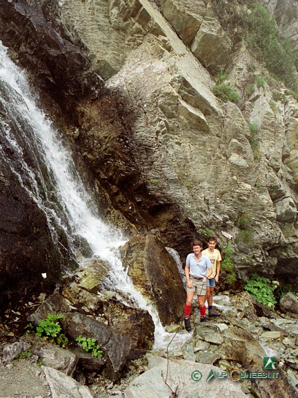 1 - La cascata dell'emissario del Lago Superiore, dove ora il sentiero parzialmente franato è attrezzato con fune sospesa (1992)