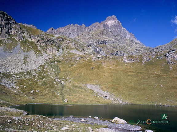 3 - Il Lago di Alpetto ed il costone prativo che si risale subito alle spalle del Rifugio Alpetto (2003)