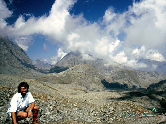 5 - Il lungo vallone detritico ai piedi del Monviso, dal Passo Gallarino (2003)