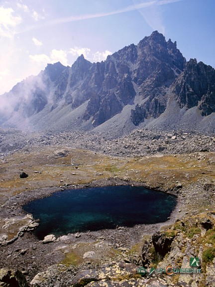 6 - Il Lago Gallarino dai pressi Passo Gallarino; sullo sfondo, Cima delle Lobbie (2003)