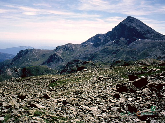 2 - La pietraia che si attraversa prima di raggiungere il Rifugio Giacoletti. Il Viso Mozzo sullo sfondo (2004)