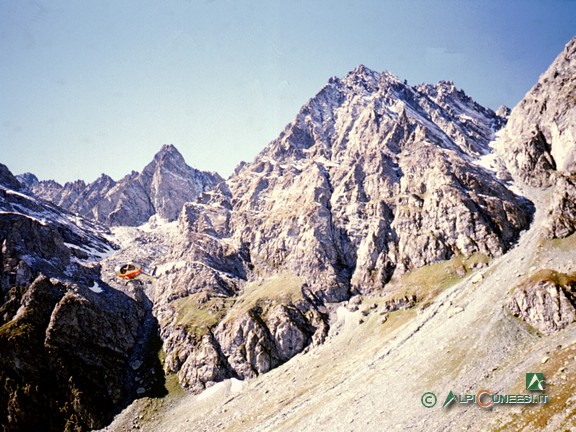 4 - A sinistra, in secondo piano, Punta Udine e il Coulour del Porco. A destra, Punta Venezia e il Coulour Bianco (2004)