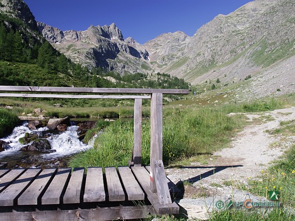 4 - Il ponticello in legno che valica il Rio Ischiator (2005)