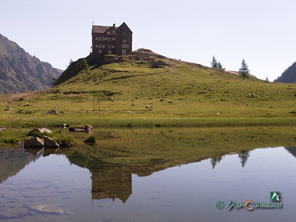5 - Il Rifugio Migliorero si specchia nel Lago inferiore dell'Ischiator (2005)