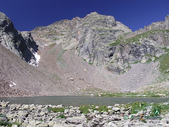 5 - Il primo dei due Laghi mediani dell'Ischiator che si incontra salendo; sullo sfondo, le Cime d'Ischiator (2005)