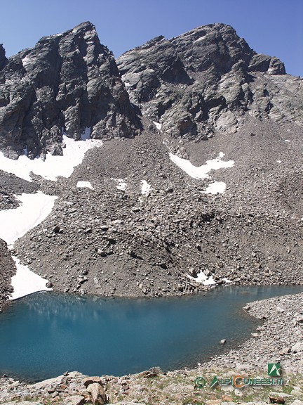 9 - Il Lago superiore dell'Ischiator; sullo sfondo a destra la Cima del Corborant, a sinistra il Gendarme del Corborant (2005)
