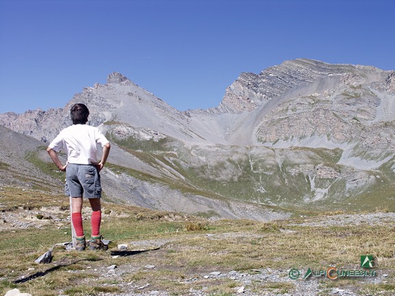 3 - Al Colle di Puriac; Rocca dei Tre Vescovi a sinistra e il Monte Enciastraia a destra (2005)