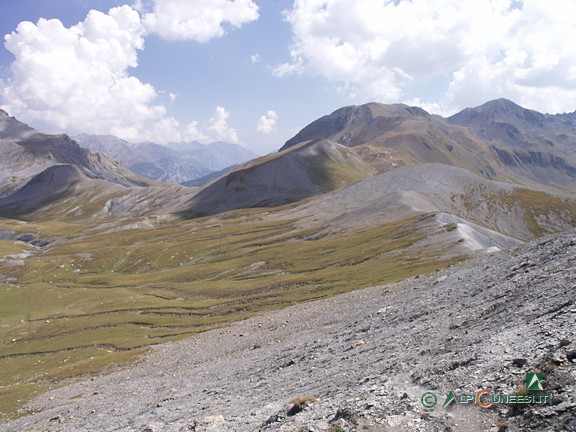 6 - La Bassa di Colombart in secondo piano sulla sinistra; lungo la cresta spartiacque sulla destra, seminascosto, il Colle di Puriac (2005)