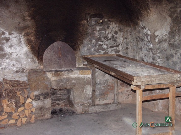 4 - L'interno del forno comunitario della borgata, recentemente restaurato (2005)