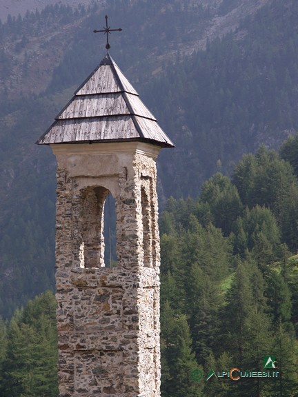 5 - Il vecchio campanile di Ferriere, con copertura in scandole (2005)