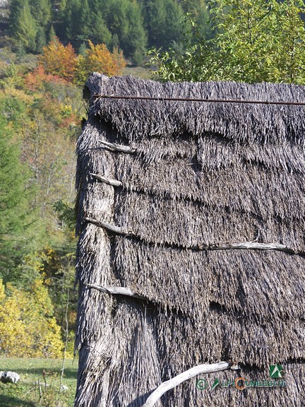 9 - Neraissa superiore, particolare della 'cordonata' (la fasciatura di mazzi di segale posta ai due lati delle falde del tetto) (2005)
