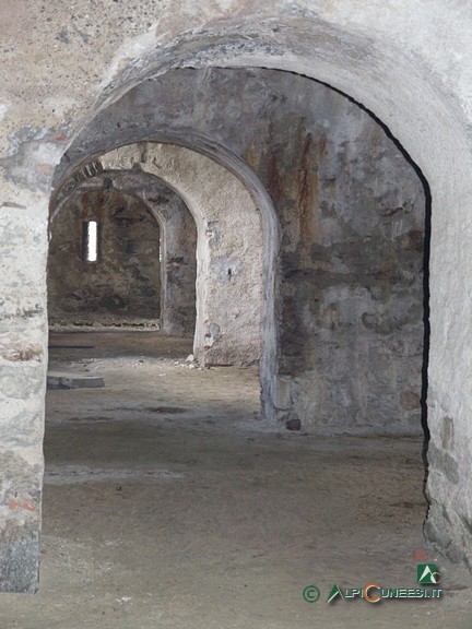 5 - Il corridoio che collega le postazioni di artiglieria in casamatta della Batteria Serziera (2006)