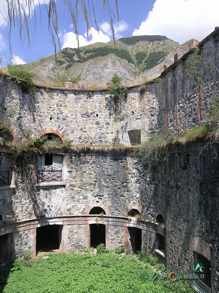 8 - Il cortile interno della Batteria Neghino (2004)