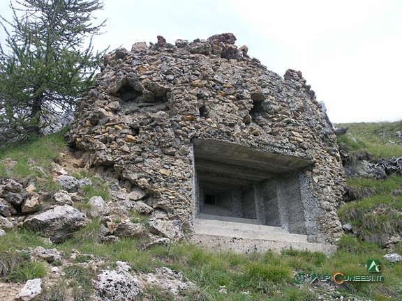 6 - Postazione per mitragliatrice dell'Opera 14 che conserva l'originale mascheratura in pietra (2006)