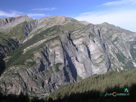 13 - L'impressionante parete sedimentaria de 'Le Barricate' vista dal sentiero per il Becco Rosso (2006)