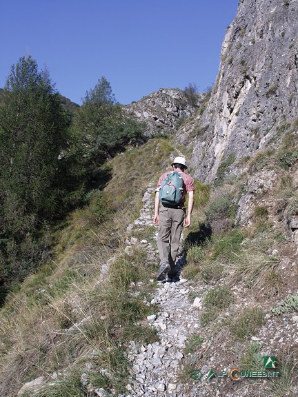 4 - L'ardito tracciato della mulattiera taglia pareti rocciose quasi verticali (2006)