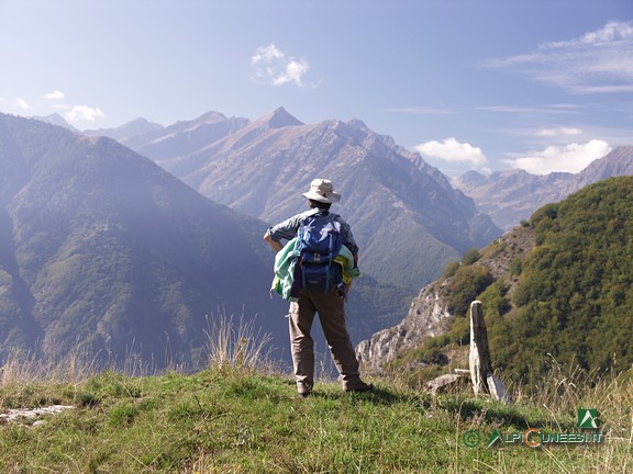7 - Panorama sulla Valle Stura e i suoi valloni laterali dai pressi della loc. Ventou (2006)