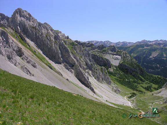 15 - La Rocca di Salè ed il sottostante Vallone degli Spagnoli dai pressi del Passo d'Eguiette (2007)