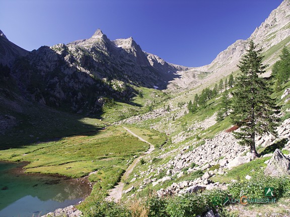 6 - Il Lago di San Bernolfo e sullo sfondo il Passo di Collalunga e la Testa dell'Autaret dal Colletto del Laus (2008)