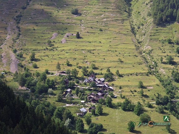 6 - Il tipico abitato di San Bernolfo con le sue costruzioni in legno a 'blockbau'. Alle spalle quel che resta dei terrazzamenti per le coltivazioni (2008)