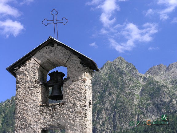 8 - Il campanile a vela della piccola Cappella di San Lorenzo (2008)