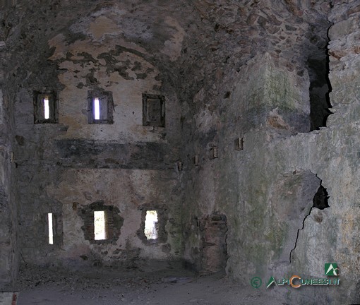 11 - I grossi locali interni alla Caserma difensiva della Sources; si noti che le solette che dividevano i piani sonostate rimosse (2009)