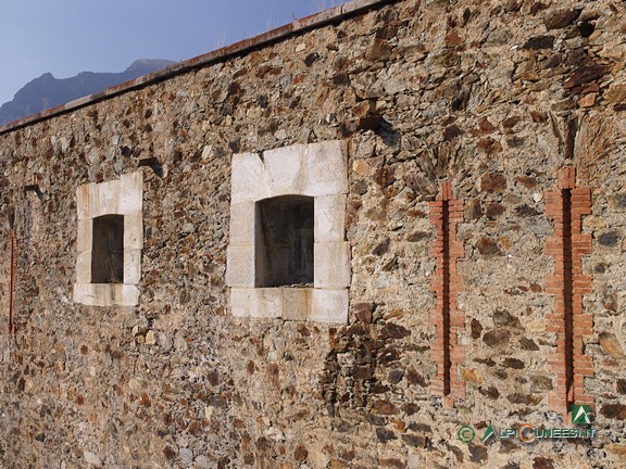 14 - Le cannoniere della Batteria Serziera con le postazioni per fucileria in primo piano (2004)