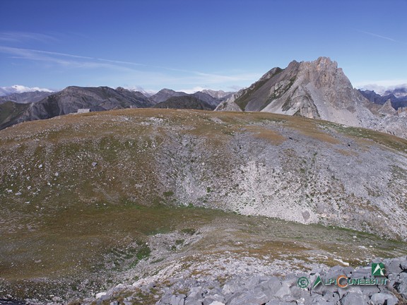 2 - L'arrotondata Cima ovest di Test vista dalla Cima est di Test. Sullo sfondo, il Becco Grande (2010)