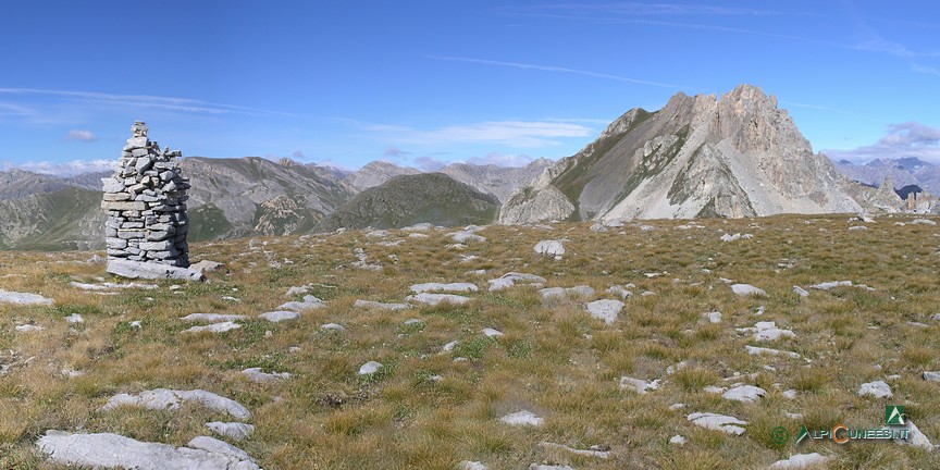 3 - Il grosso ometto in pietra alla Cima ovest di Test. Sullo sfondo, il Becco Grande (2010)