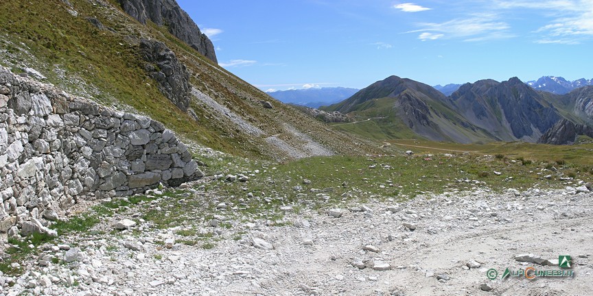 1 - Un tornante della rotabile ex-militare per il Colle d'Ancoccia (2010)