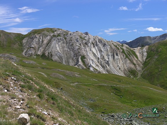 8 - La Testa della Bandia, con le sue pendici di gessi erosi dalle acque meteoriche, dalla rotabile ex-militare nei pressi del Colle della Bandia (2010)