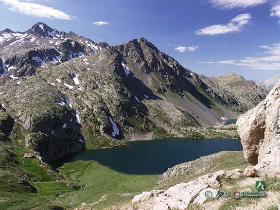 7 - Il maggiore dei Lacs de Vens. A sinstra in basso il Refuge de Vens (2011)