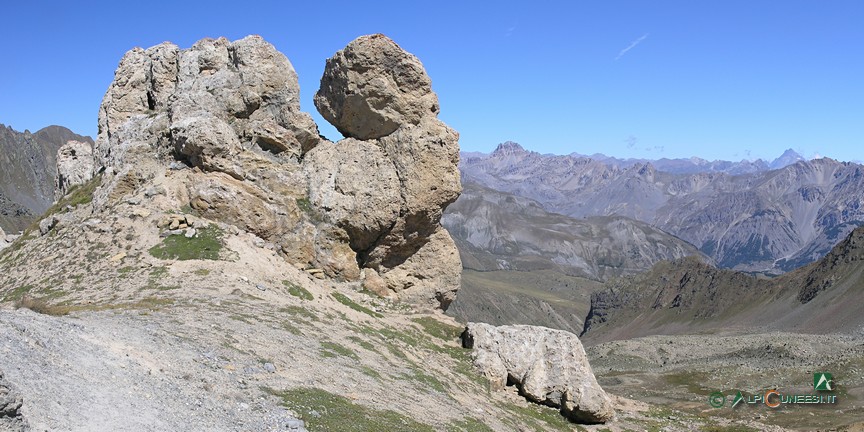6 - Caratteristici affioramenti rocciosi nei pressi del Passo Morgon (2011)