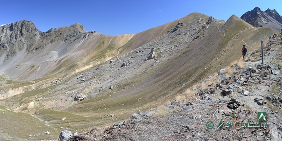 8 - Il Colle di Panieris, al centro della foto, dal sentiero per il Passo Morgon (2011)