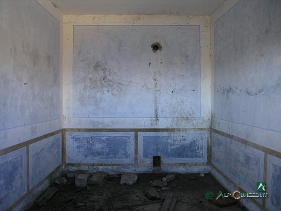 11 - Una stanza ancora perfettamente intonacata nella Casermetta difensiva di Colle di Panieris (2011)