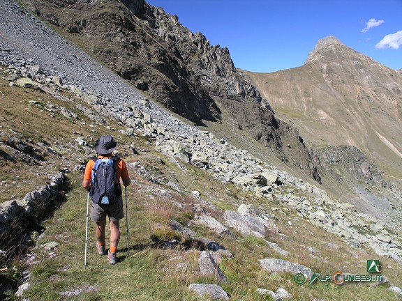 12 - Un tratto della mulattiera ex-militare a valle della Casermetta difensiva di Colle di Panieris (2011)