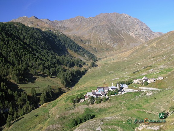 15 - Ferriere e il Vallone di Ferriere che scende dalla Bassa di Colombart, nascosta sulla destra (2003)