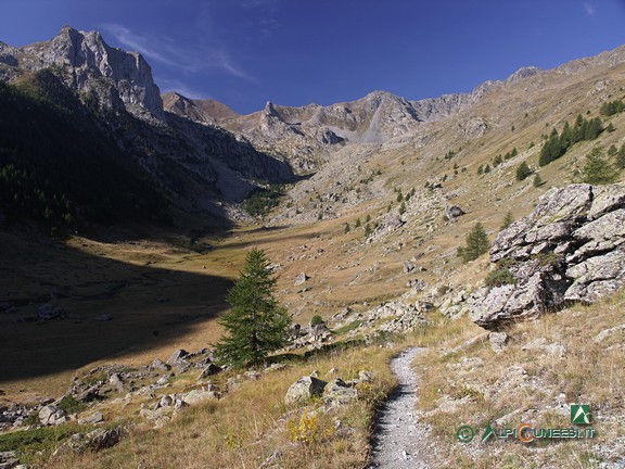 1 - Il Vallone di Forneris: in basso i Prati di San Lorenzo ed in alto, sullo sfondo, l'evidente intaglio del Colle del Ferro (2011)