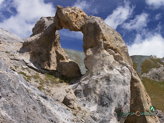 13 - L'Arche de Tortisse, il famoso arco di roccia che si incontra scendendo ai Lacs de Vens (2011)