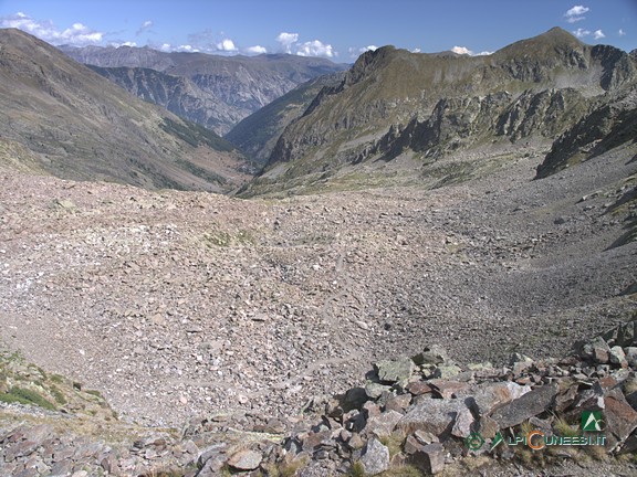 5 - L'enorme conca detritica attraversata dal sentiero, vista dai pressi del Passo di Barbacana (2020)