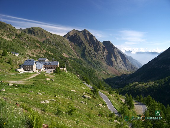 7 - Il Santuario di Sant'Anna dalla sterrata per il Passo di Sant'Anna (2012)