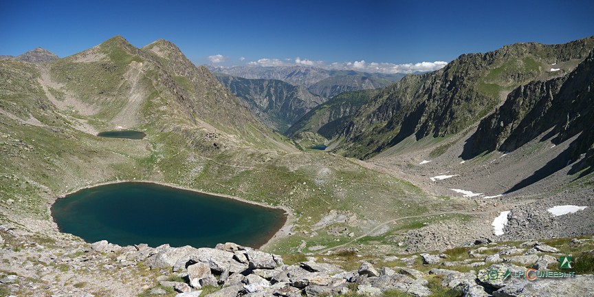 9 - Il Lago inferiore di Collalunga dal Passo di Collalunga; in secondo piano, il Lago superiore di Collalunga e, sullo sofndo, il Lago di San Bernolfo (2013)